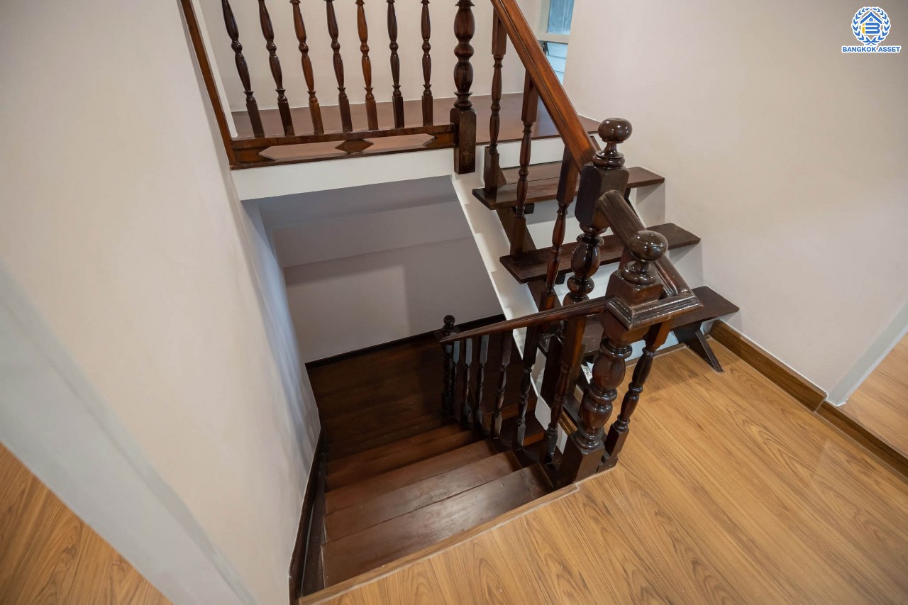 บ้านมือสองตกแต่งใหม่ โครงการ ดอนเมืองวิลล่า2 เพิ่มสิน บ้านแฝดหลังใหญ่ เนื้อที่ 39 ตร.ว. พื้นที่ใช้สอยเยอะถึง 240 ตร.ม. ฟังก์ชัน 3 ห้องนอน 2 ห้องน้ำ 1 ห้องอเนกประสงค์ จอดรถได้ 2 คัน บนทำเลเดินทางสะดวก เชื่อมต่อถ.สายไหม, ถ.พหลโยธิน ใกล้รถไฟฟ้าสายสีเขียว "สถานีสะพานใหม่" และทางด่วน "ฉลองรัช" รายล้อมด้วยสิ่งอำนวยความสะดวกครบครัน